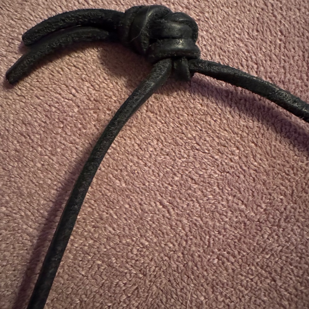 Vintage Roots Black Leather Crossbody Travel Pouch - Picture 14 of 16